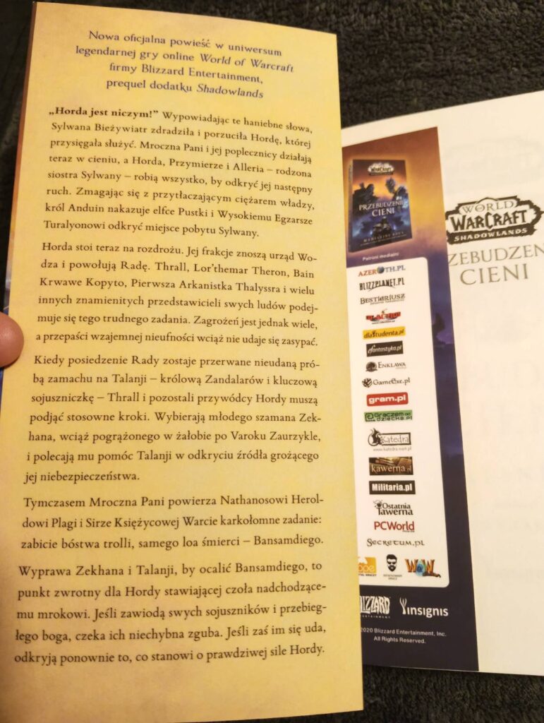 Zdjęcie pokazujące opis książki Przebudzenie Cieni na wewnętrznym skrzydle okładki.