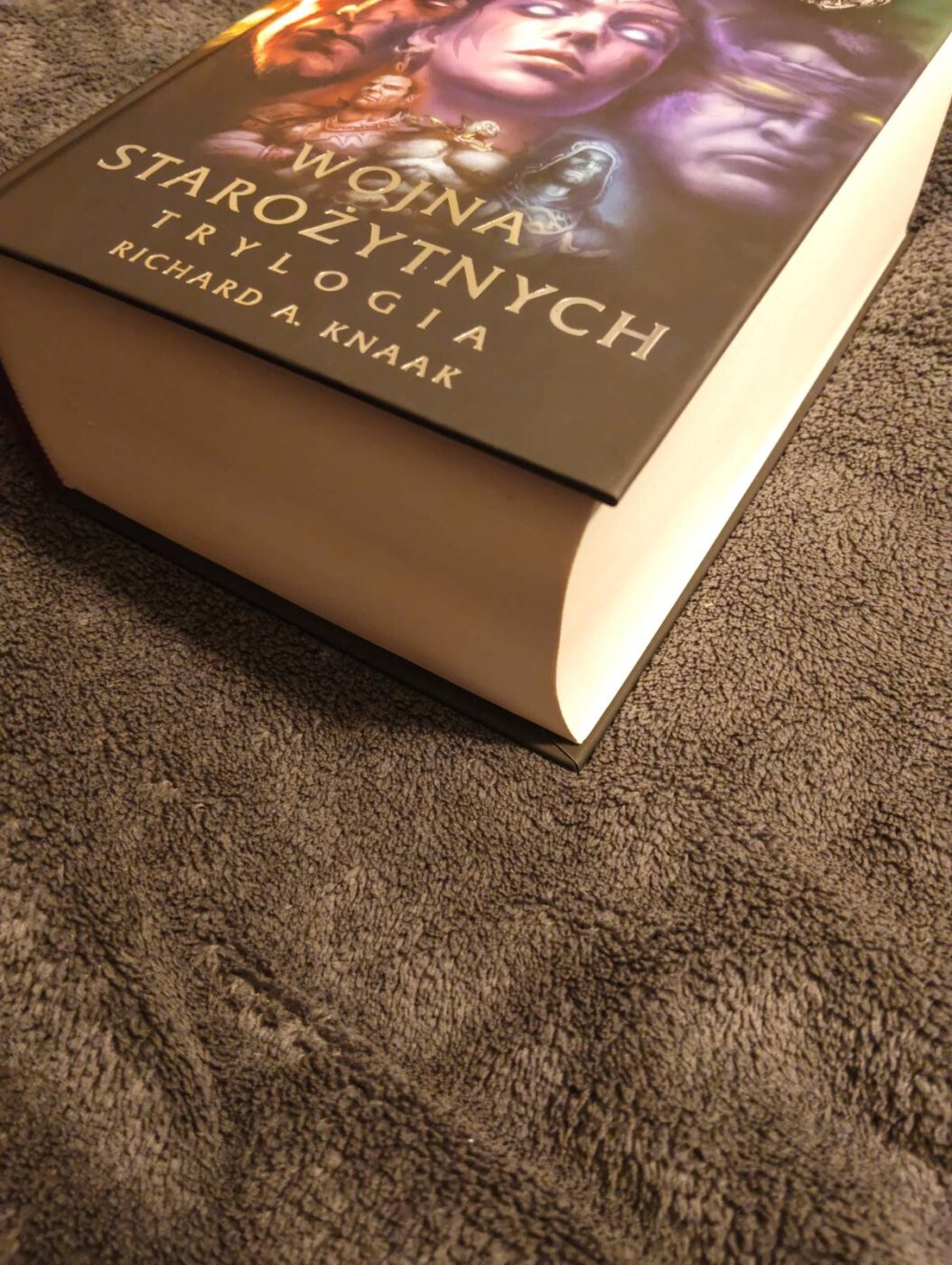 Zdjęcie pokazujące grubość trylogii Wojny Starożytnych.