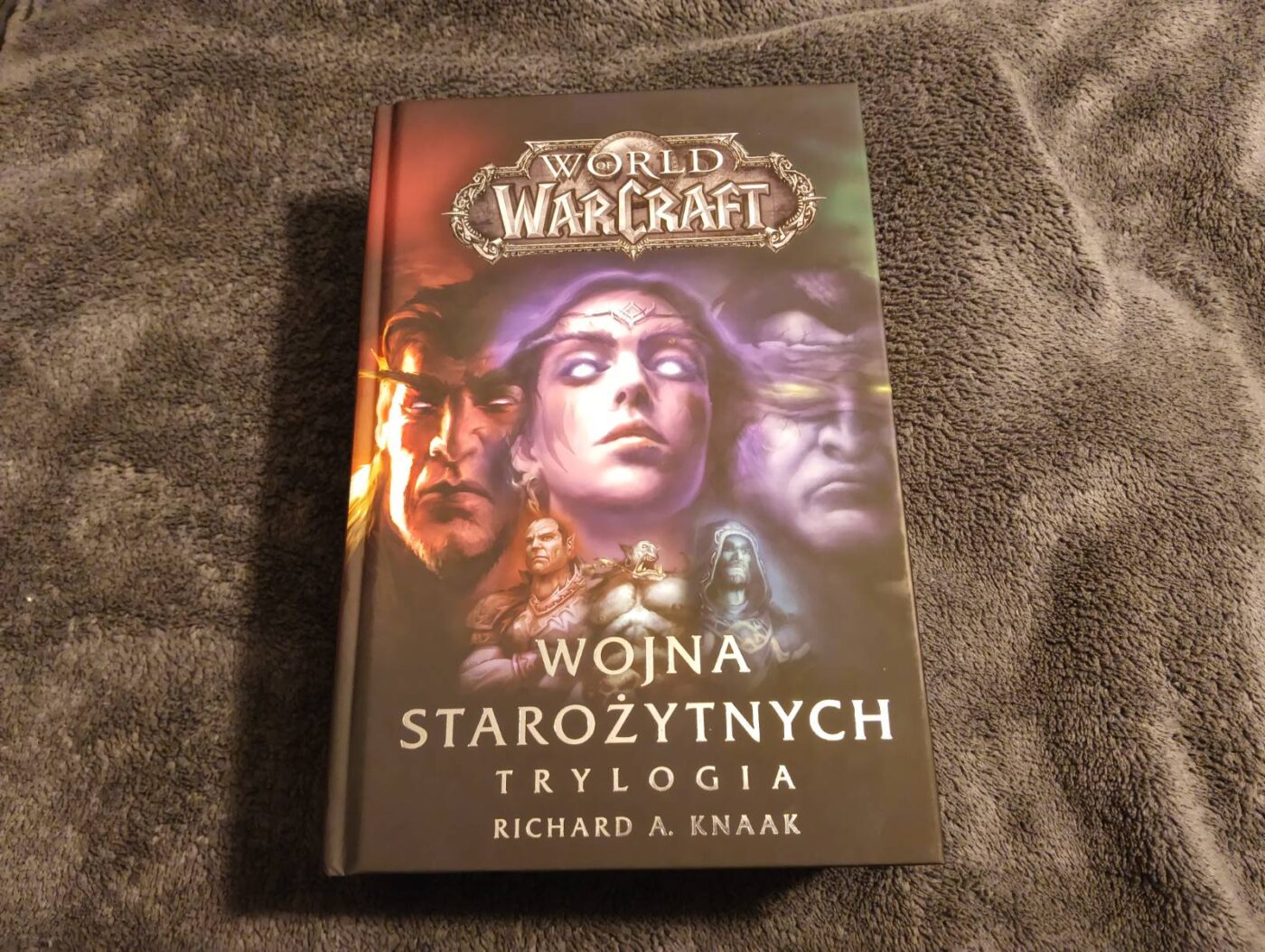 Zdjęcie pokazujące książkę Wojna Starożytnych - trylogia