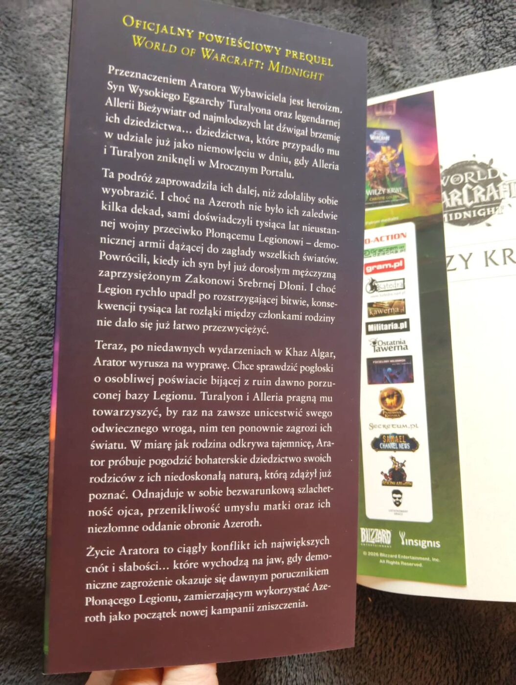 Opis książki Więzy Krwi znajdujący się na wkładce w środku